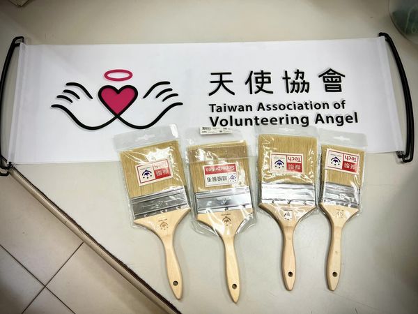 天使協會的志工使命必達 完整了整天的油漆工和整理工任務